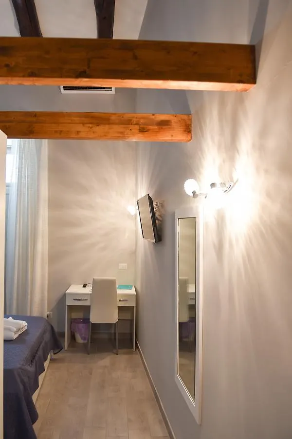 Famigi Bed and Breakfast Νάπολη 2*,